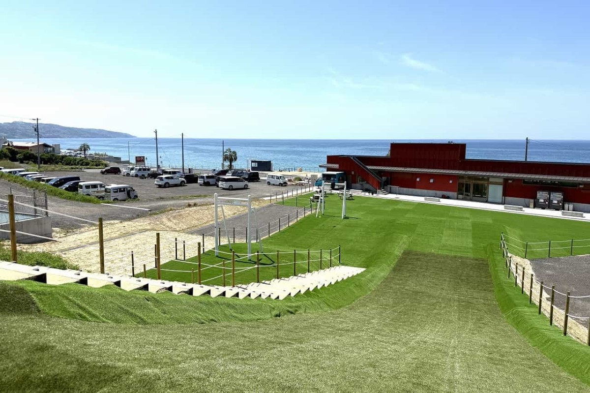 島根県出雲市にある『Caffe&PizzaLOCALE』の芝スライダー