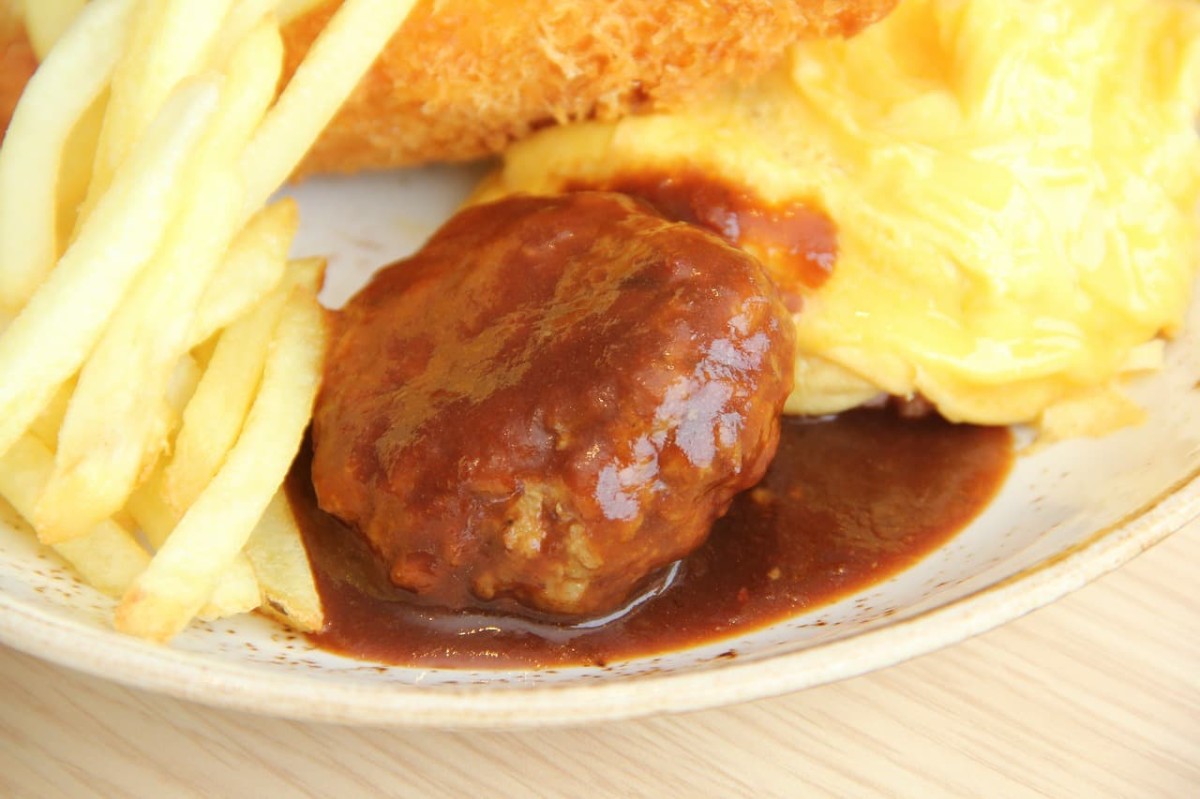 島根県出雲市にある『Caffe&PizzaLOCALE』で販売している「お子様プレート」のハンバーグ