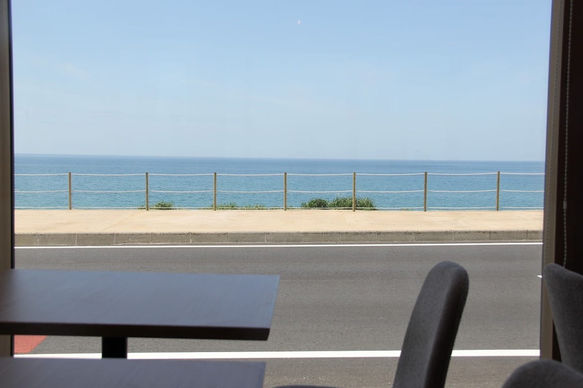 島根県出雲市にある『Caffe&PizzaLOCALE』のカフェスペースから眺める日本海