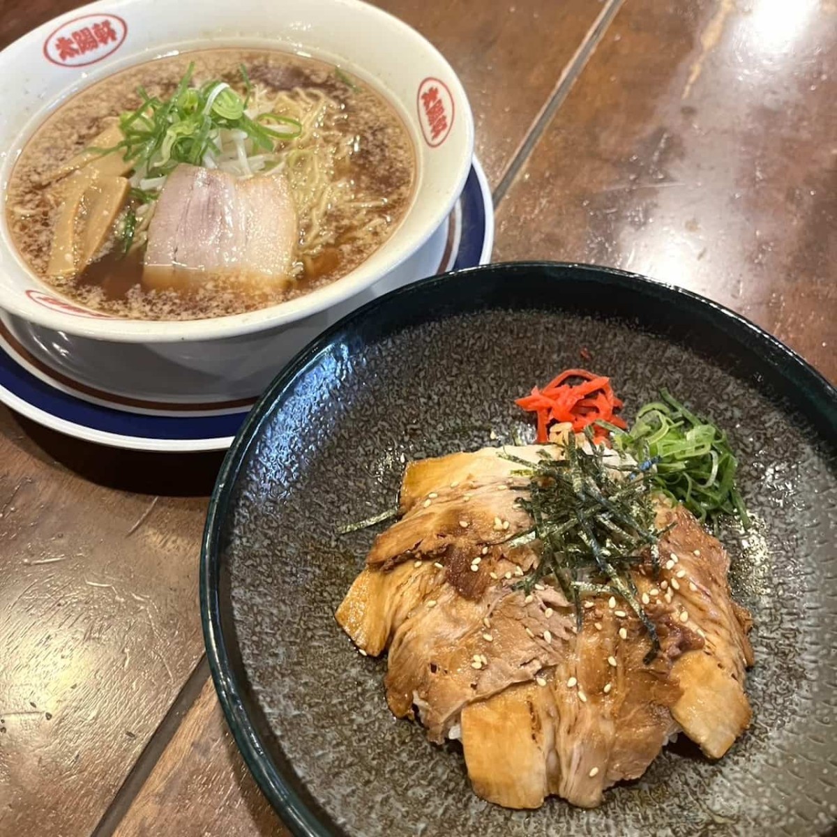 鳥取県米子市にある『太陽軒』で販売している「週替わり丼セット」の一例