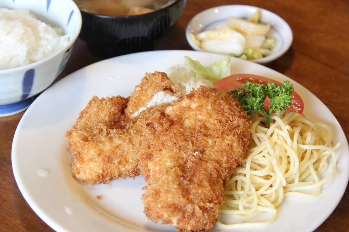 島根県松江市にある『喫茶MG』で提供している「チキンカツ定食」