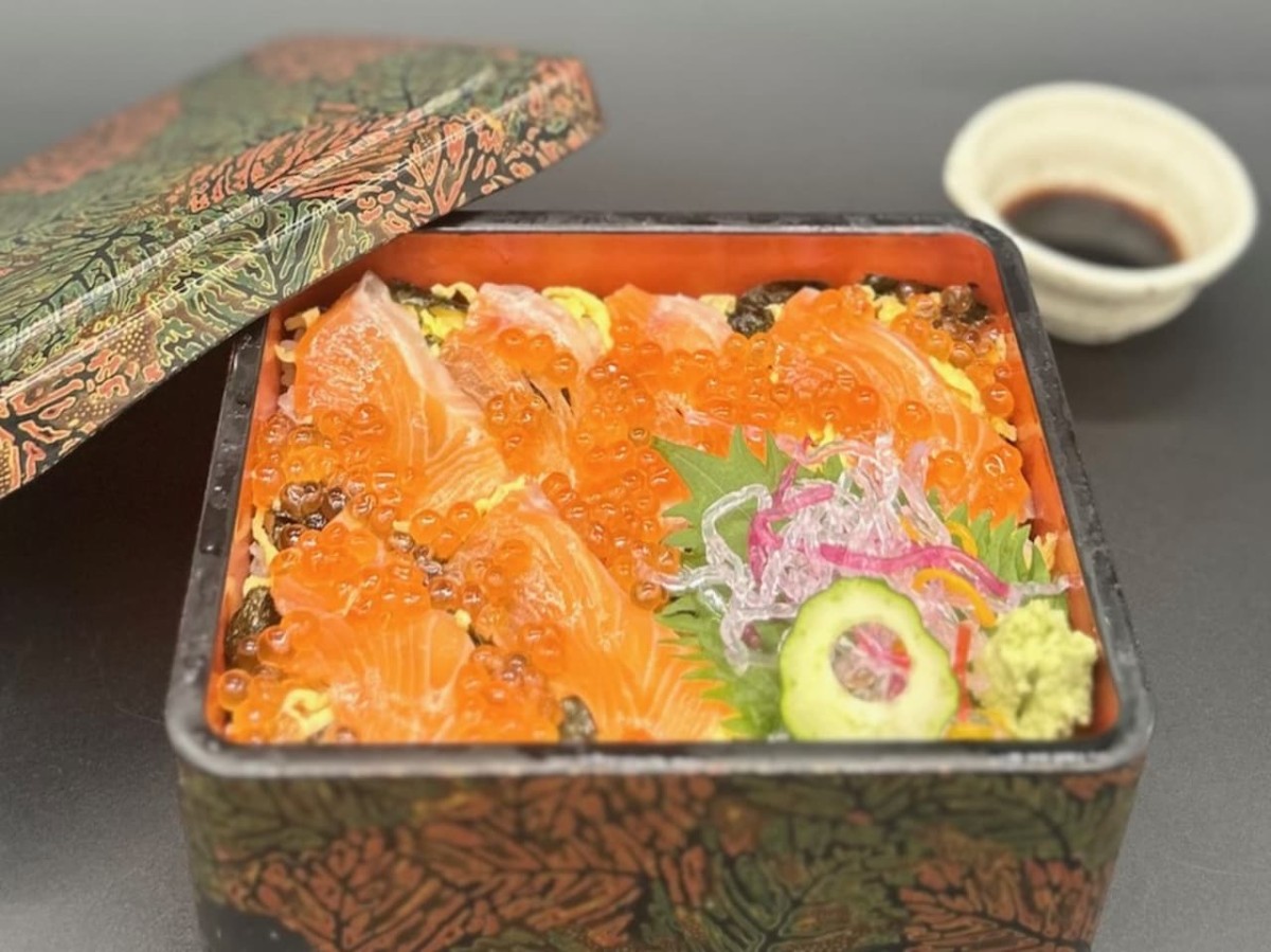 鳥取県米子市にある『海鮮れすとらん 四季庵』で販売している「サーモンいくら重」