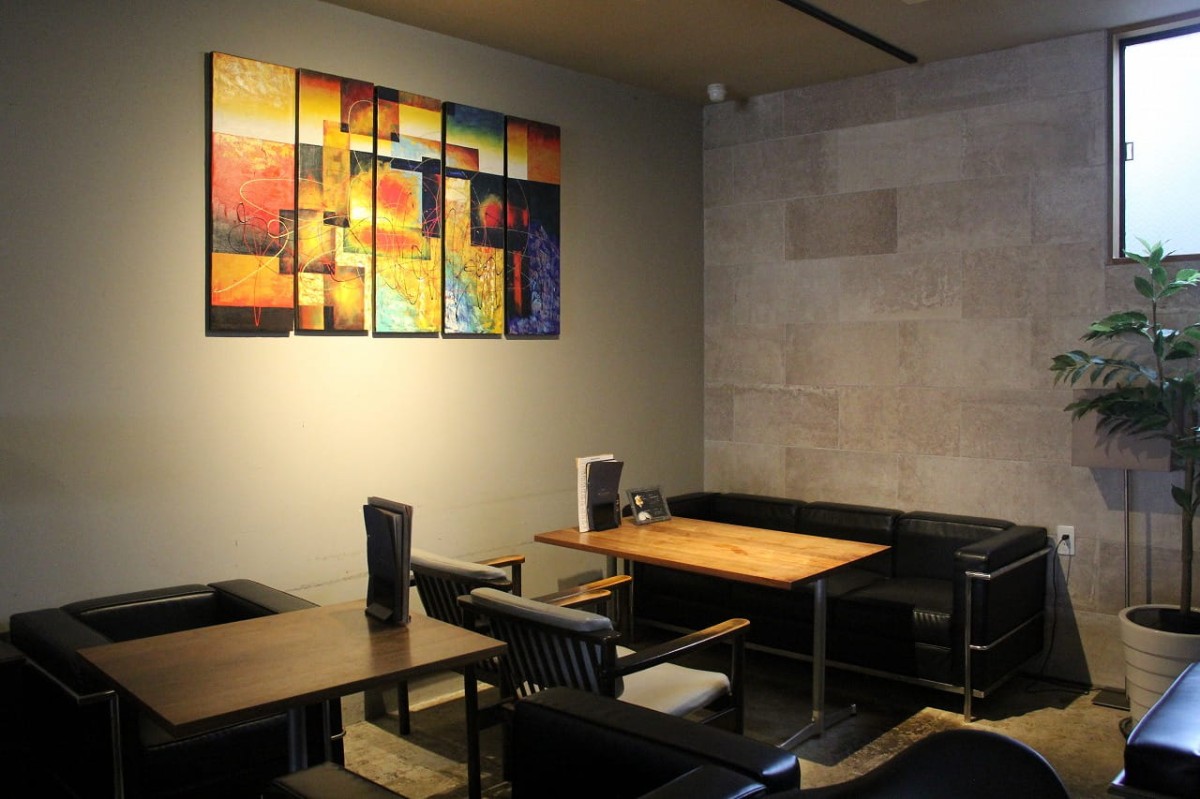 島根県出雲市にある『THE STRUCTURE HOSTEL & CAFE BAR』の店内