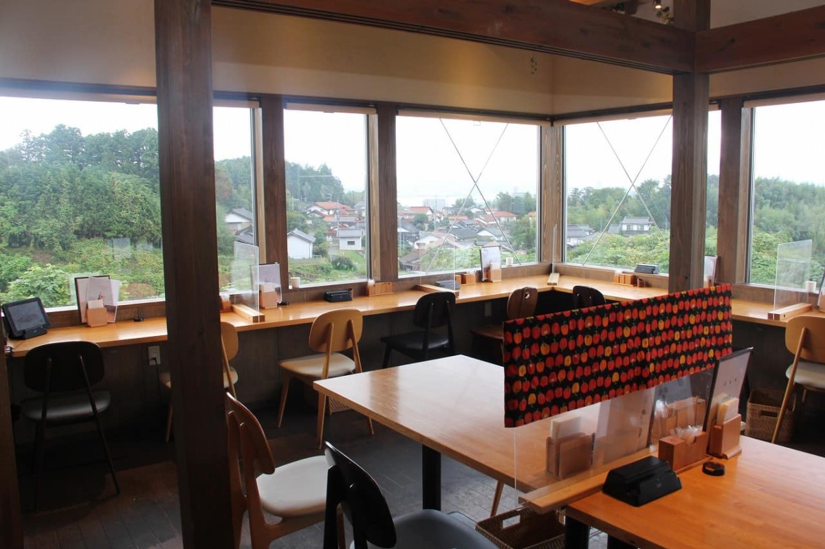 島根県松江市にある『udon dining café 安菜蔵』の店内