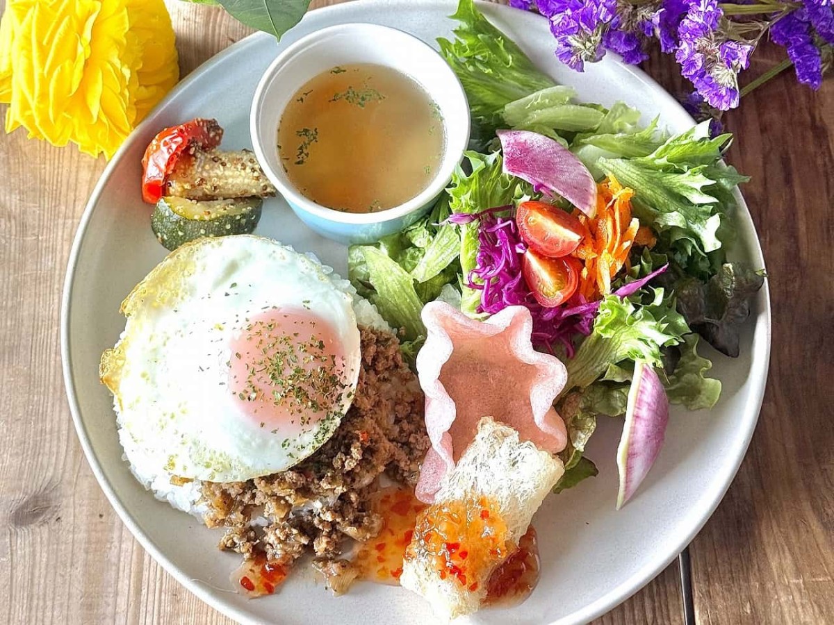 島根県出雲市にある『cafeLEON』で販売している「季節のプレートランチ」