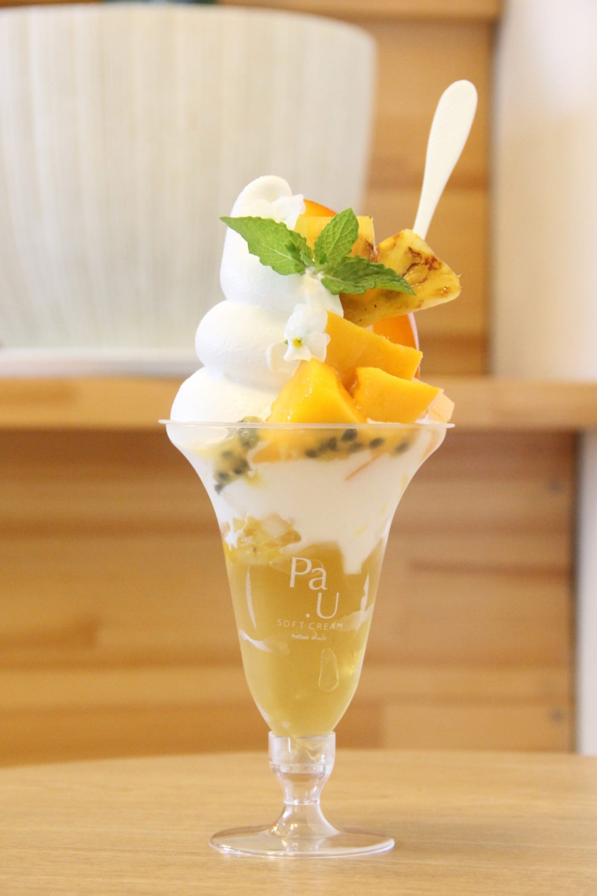島根県松江市にある『Pa.U SOFT CREAM（パウソフトクリーム）』で販売中の「とろける南国果実の贅沢パフェ」