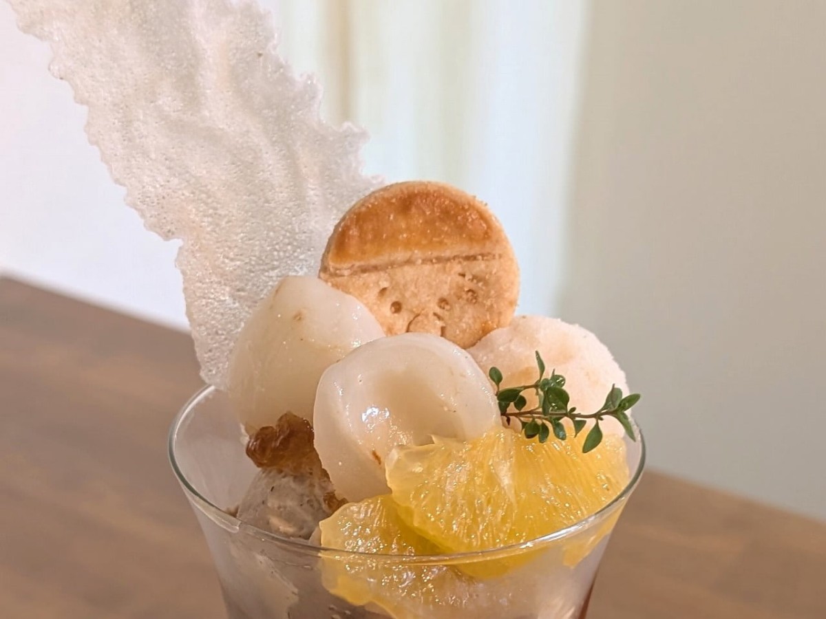 島根県松江市にある『おやつものがたりHoppe』で販売している「ライチと台湾烏龍ミルクティーの杏仁パフェ」
