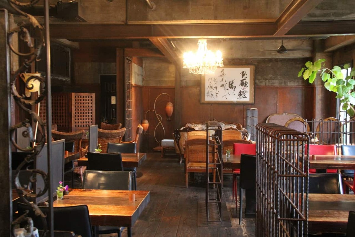 島根県松江市にある『Salone del Cafe Hattori（サローネデルカフェハットリ）』の店内