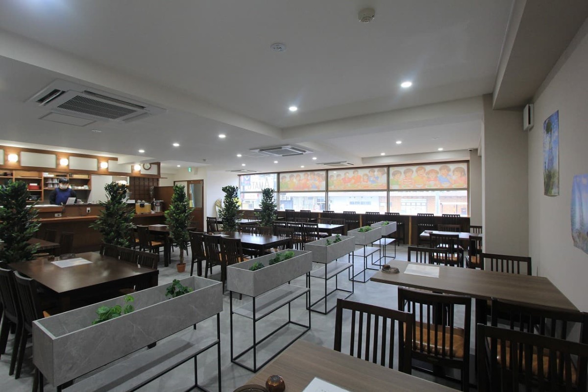 島根県の松江駅近くにある『Amto パフェと食堂』の店内