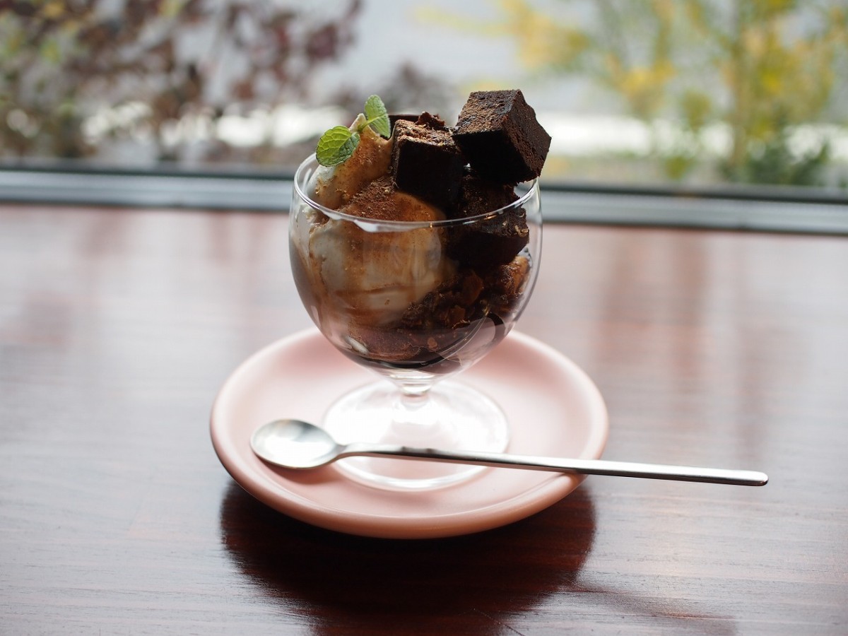 島根県松江市にある『MATAHARI COFFEE』で販売している「ガトーショコラとスマトラカカオのミニパフェ」