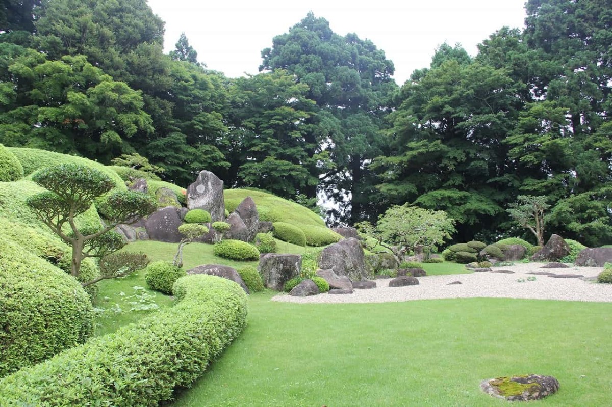 島根県浜田市にある『大麻山神社』社務所横の庭園