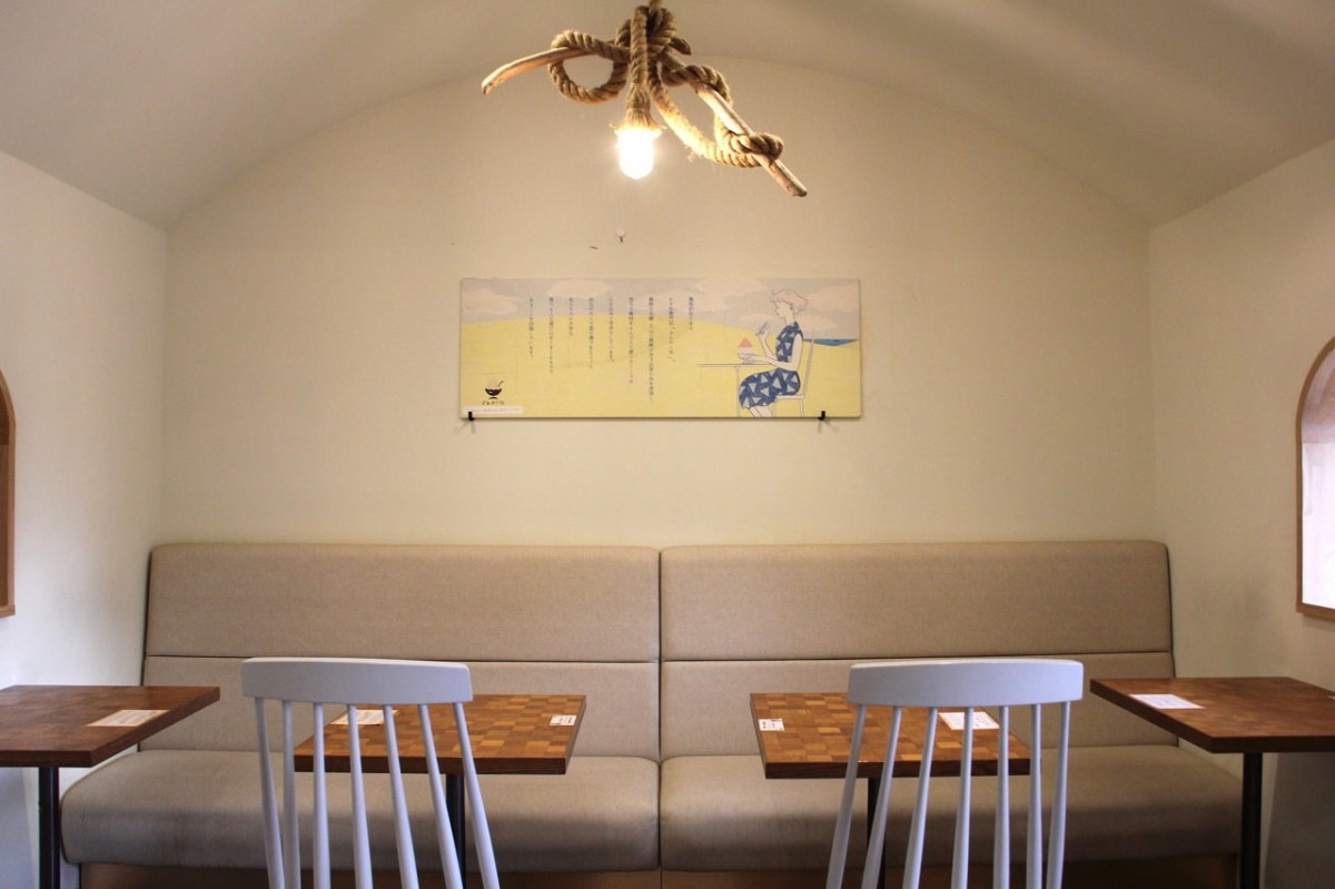 鳥取県鳥取市にある『さんかく氷』の店内