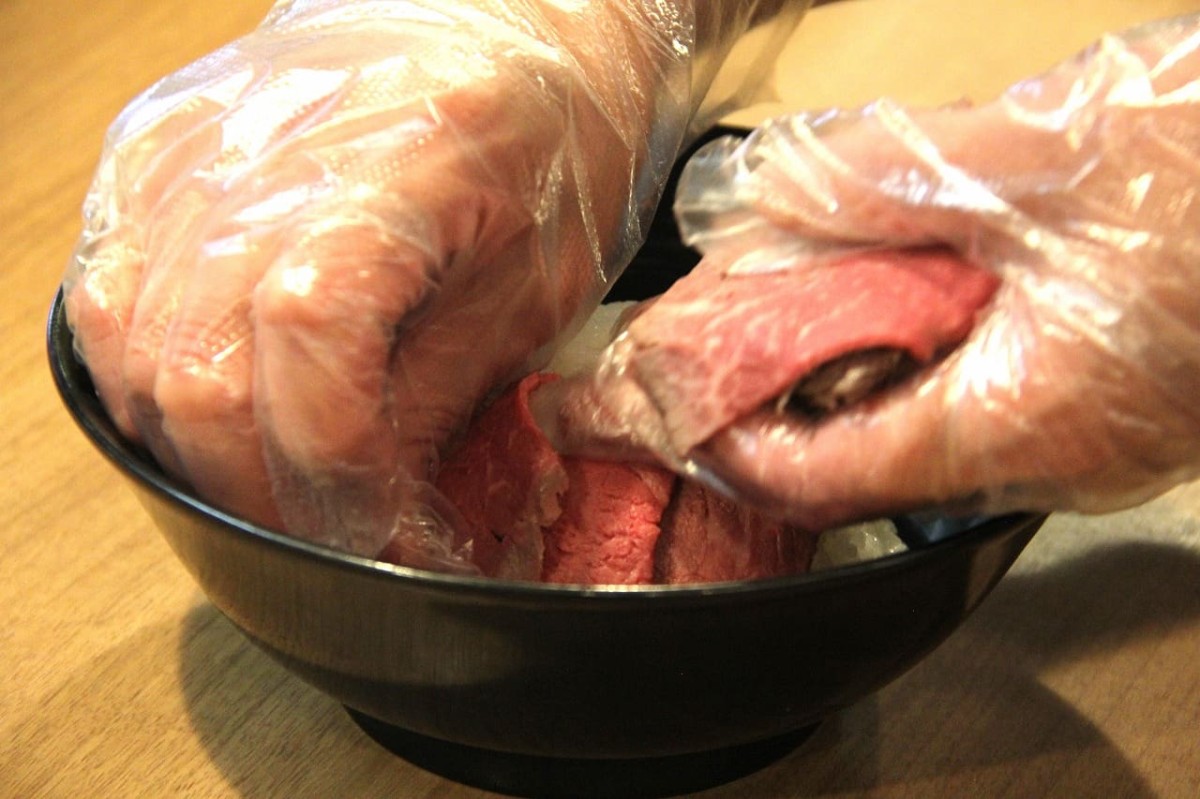 鳥取県米子市にある『Casual Dining FUNP』で販売している「国産牛 炙り贅沢肉めし」を調理する様子