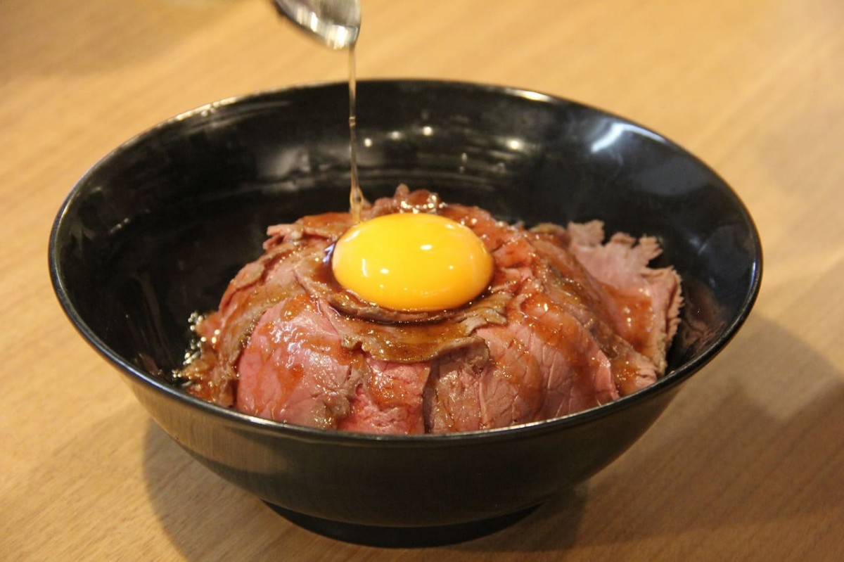 鳥取県米子市にある『Casual Dining FUNP』で販売している「国産牛 炙り贅沢肉めし」を調理する様子