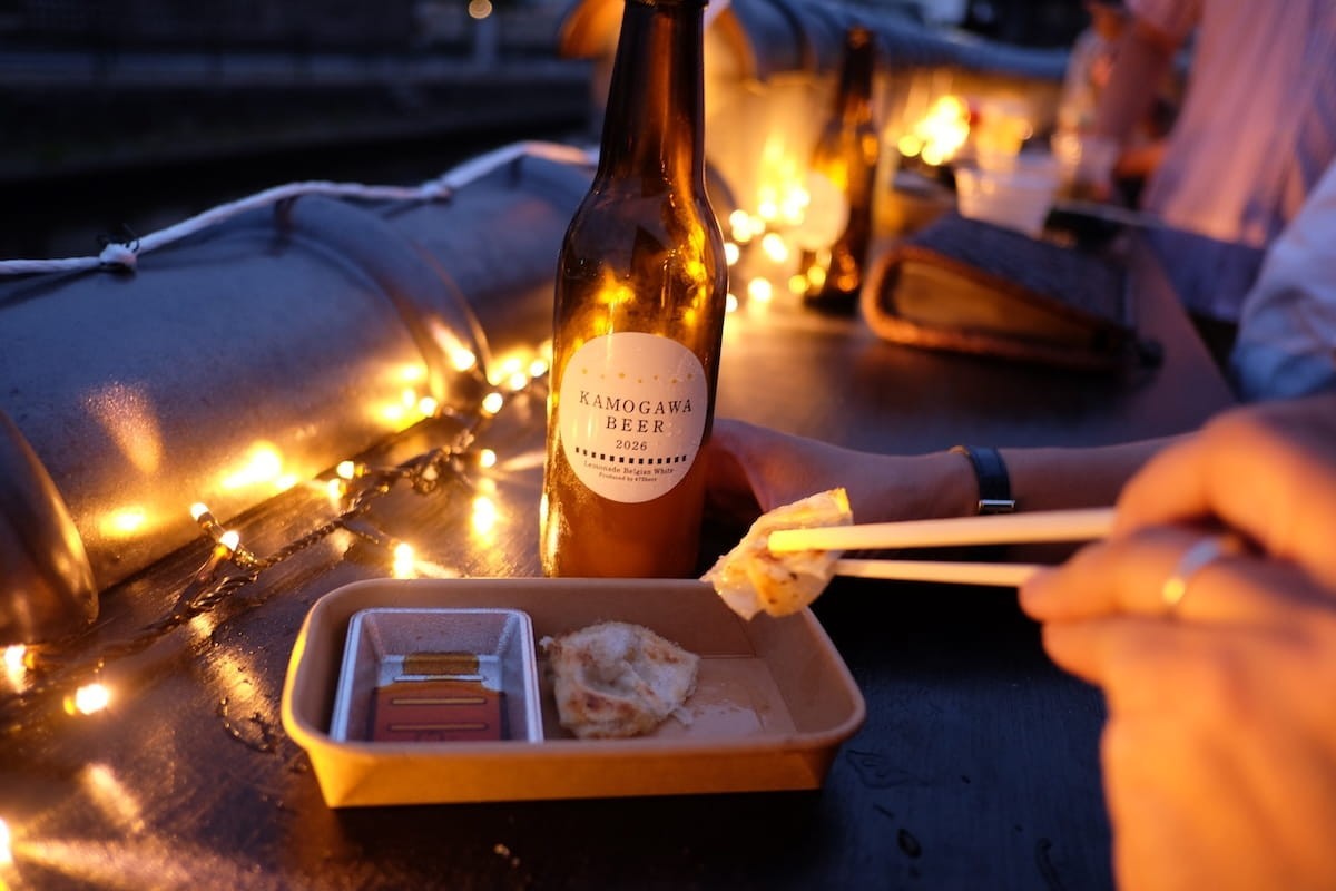 鳥取県米子市で夏限定オープンする『KAMOGAWAリバーサイドテラス』で販売している餃子とビール