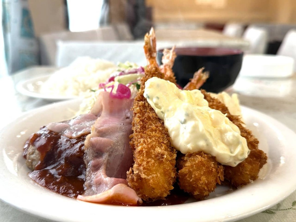 島根県松江市にある『カフェレスト飛翔』で販売している「ハンバーグとエビフライ」