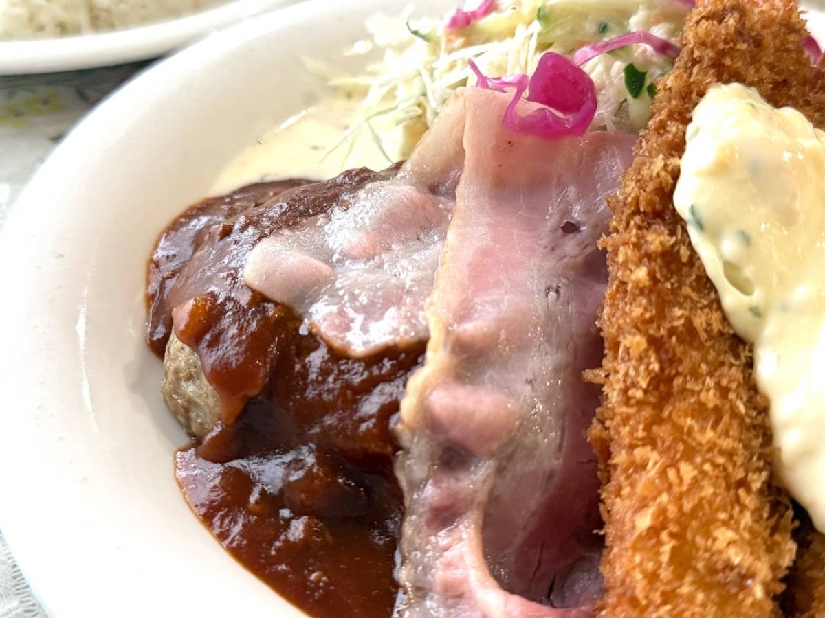 島根県松江市にある『カフェレスト飛翔』で販売している「ハンバーグとエビフライ」のハンバーグ