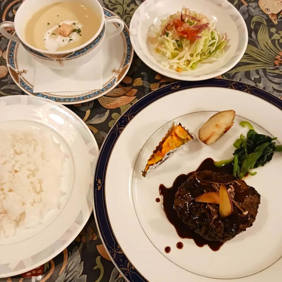 島根県出雲市にある『洋食屋リーヴェ』で販売しているハンバーグ