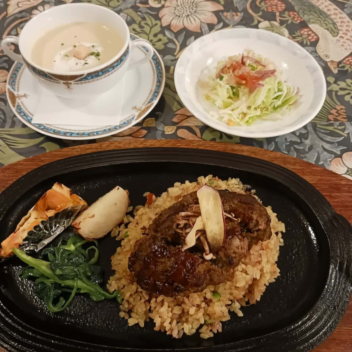 島根県出雲市にある『洋食屋リーヴェ』で販売しているハンバーグピラフ