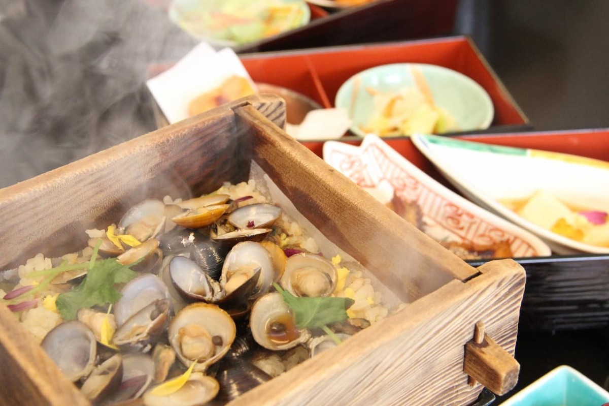 島根県松江市にある『日本料理 松江 和らく』で販売している「宍道湖しじみ雛貝めし」