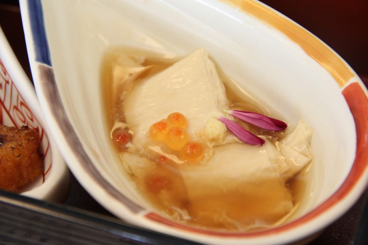 島根県松江市にある『日本料理 松江 和らく』で販売している「宍道湖しじみ雛貝めし」の小鉢