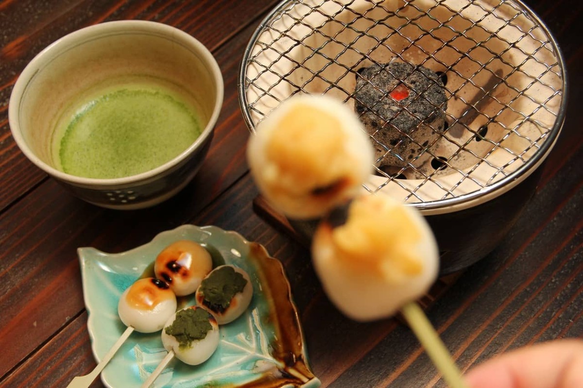 鳥取県米子市にある『NAGACHA Café 1801』で販売している「炭火焼きだんご」