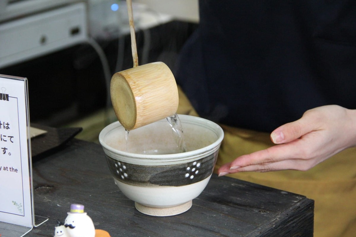 鳥取県米子市にある『NAGACHA Café 1801』で抹茶をいれる様子