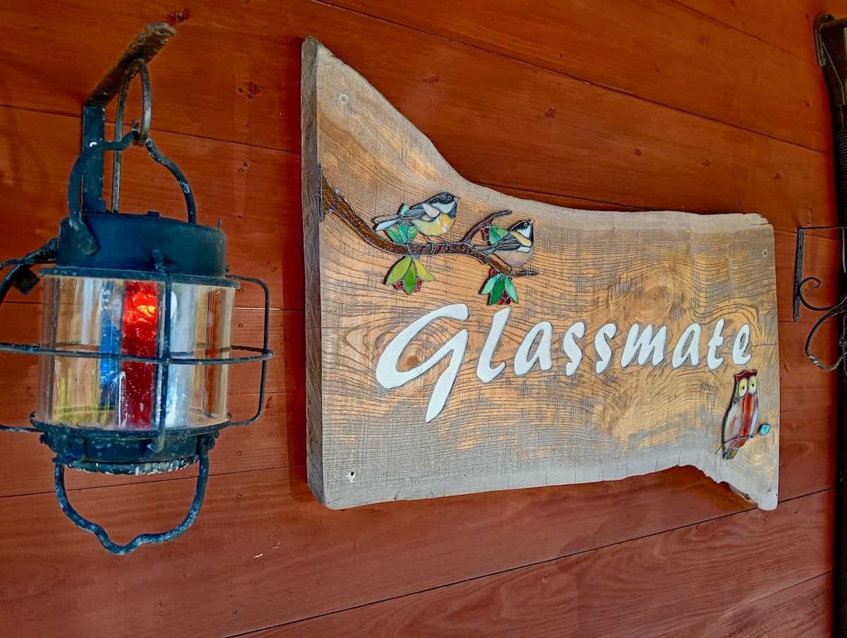 鳥取県西伯郡伯耆町にあるステンドグラス体験工房『Glassmate』の看板