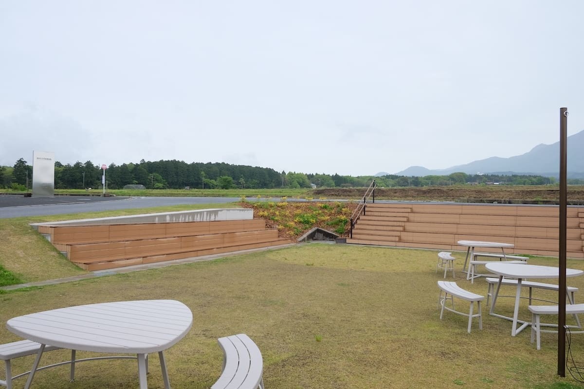 鳥取県伯耆町にあるグルメスポット『テラスザダイセン』に設置されたベンチ