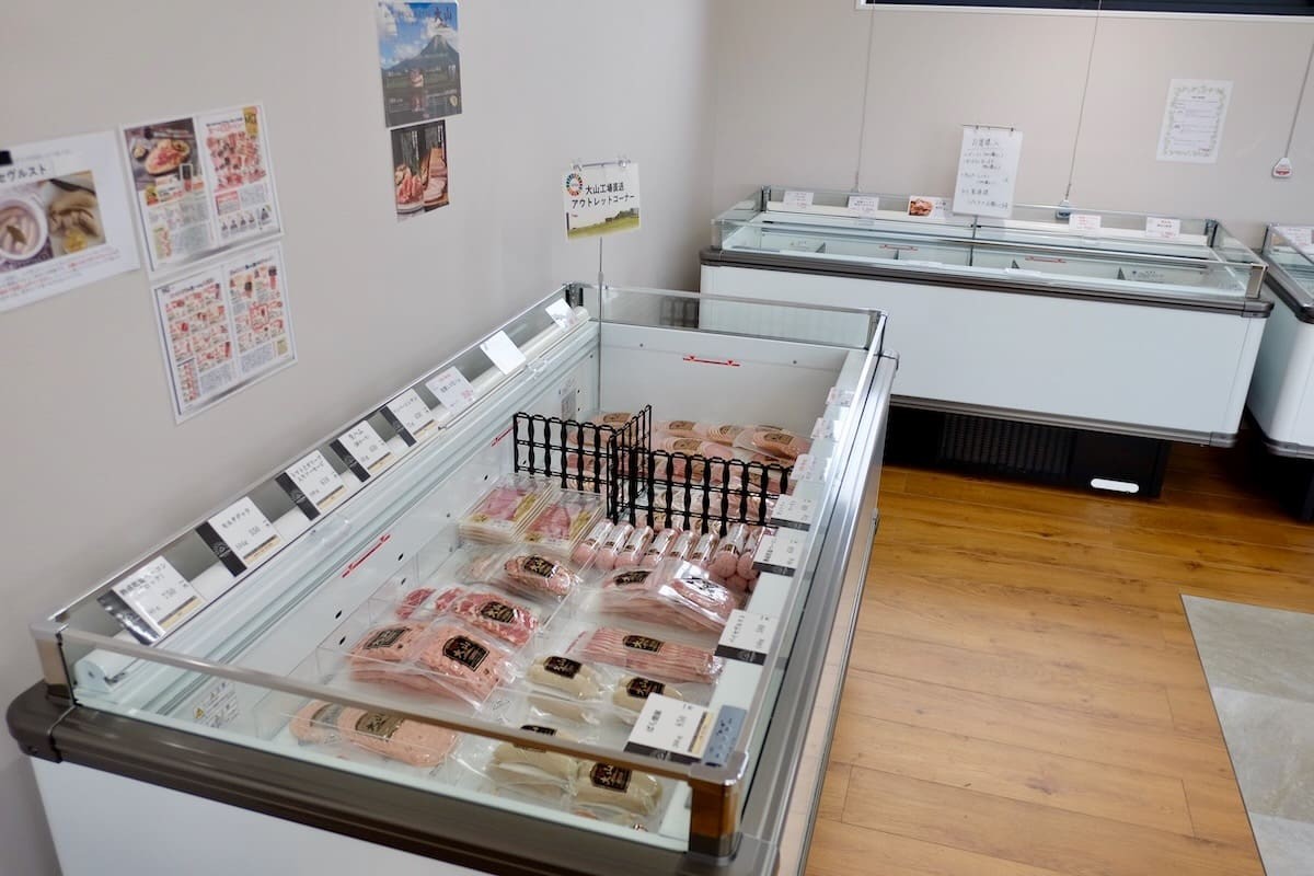 鳥取県伯耆町にあるグルメスポット『テラスザダイセン』にリニューアルオープンした物販棟の内観