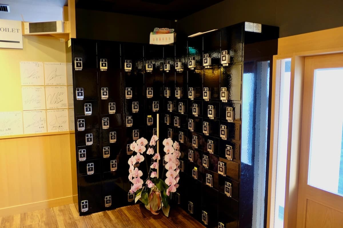 鳥取県境港市にあるうどん屋『うどんマルコ～hanare～』の下駄箱
