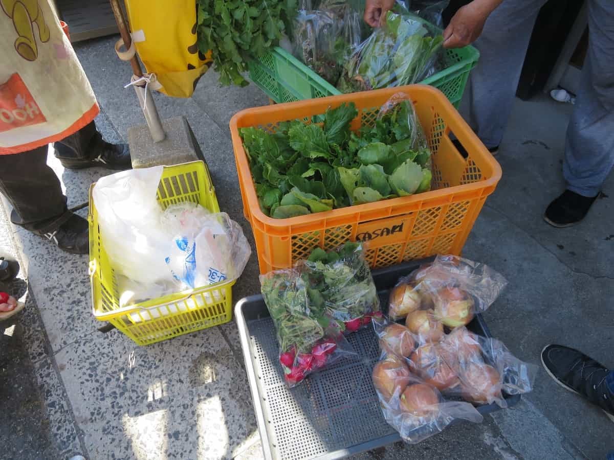 鳥取県境港市にある『さかいみなと銀座市場』の野菜朝市の様子