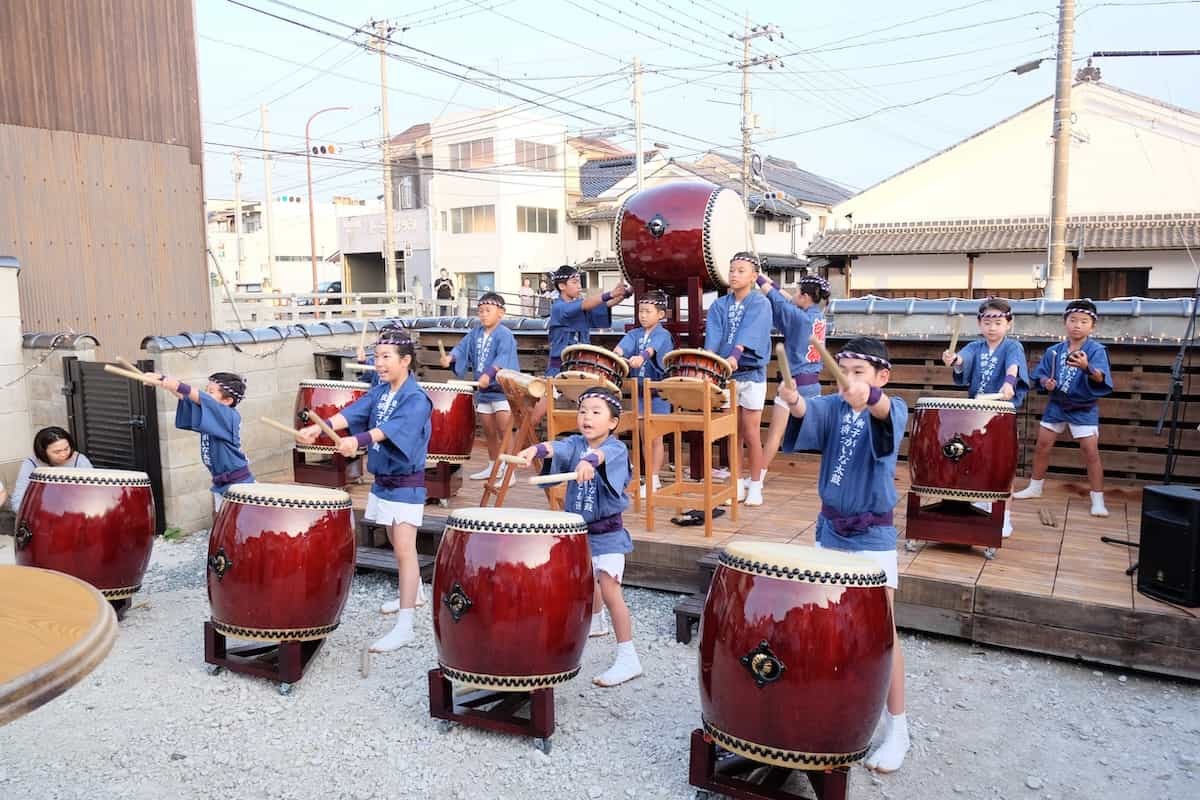 鳥取県米子市にある『KAMOGAWAリバーサイドテラス』で挨拶する米子市長