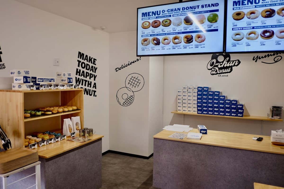 鳥取県米子市にあるドーナツ店『O-chan donut stand 米子店』の内観