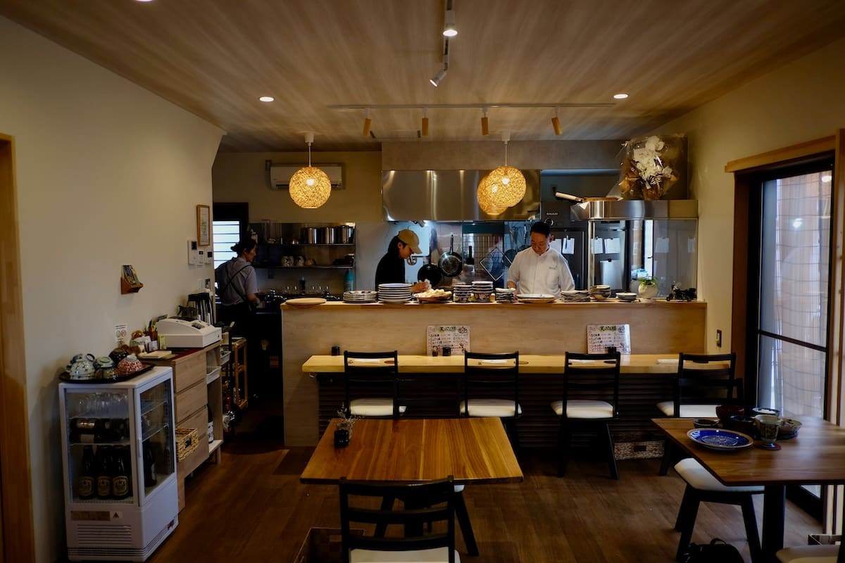 鳥取県米子市にある和食屋『天ぷら 魚とごはん TAKEZO1988』の内観