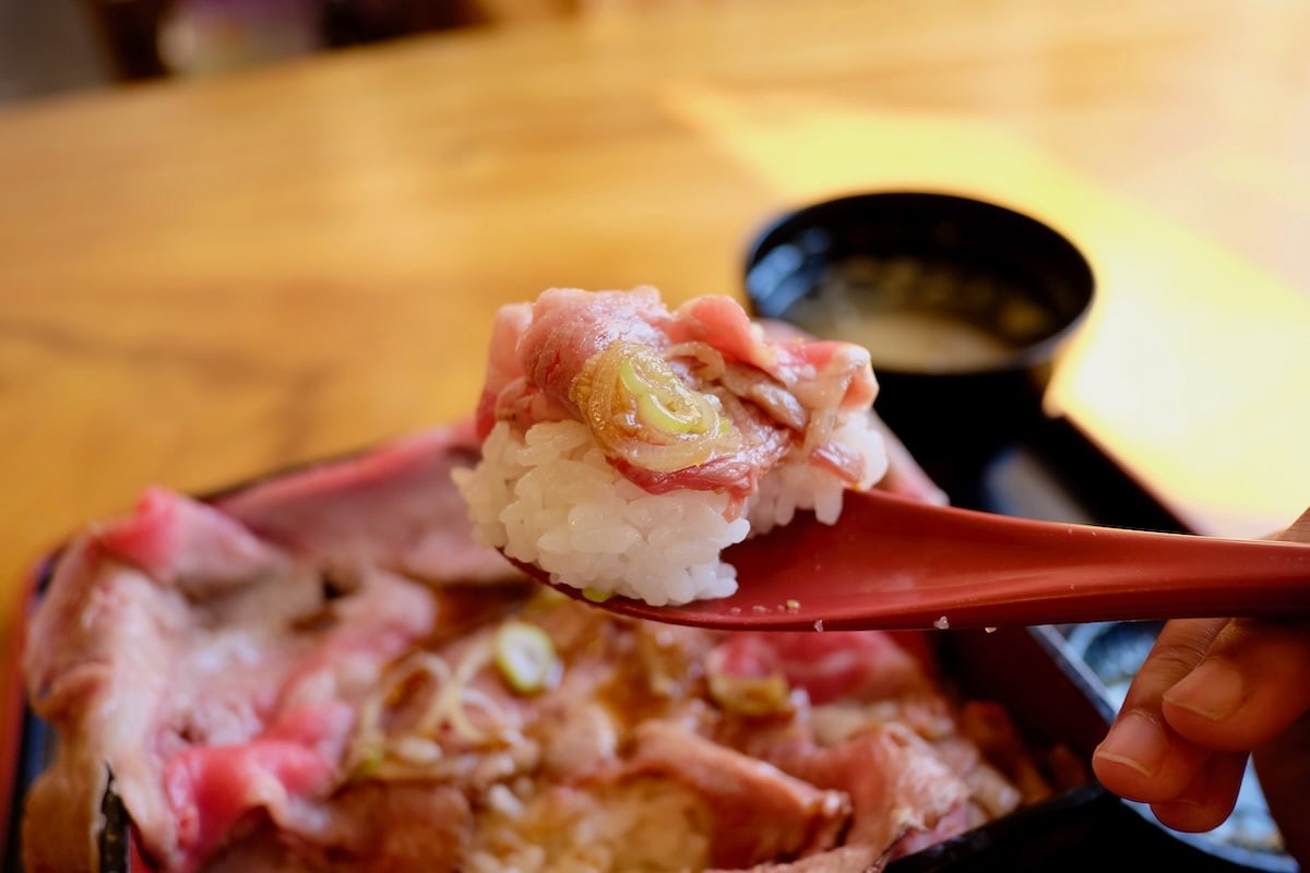 鳥取県米子市にあるラーメン店『肉ごっつぉらーめん』の「サーロインステーキ重」