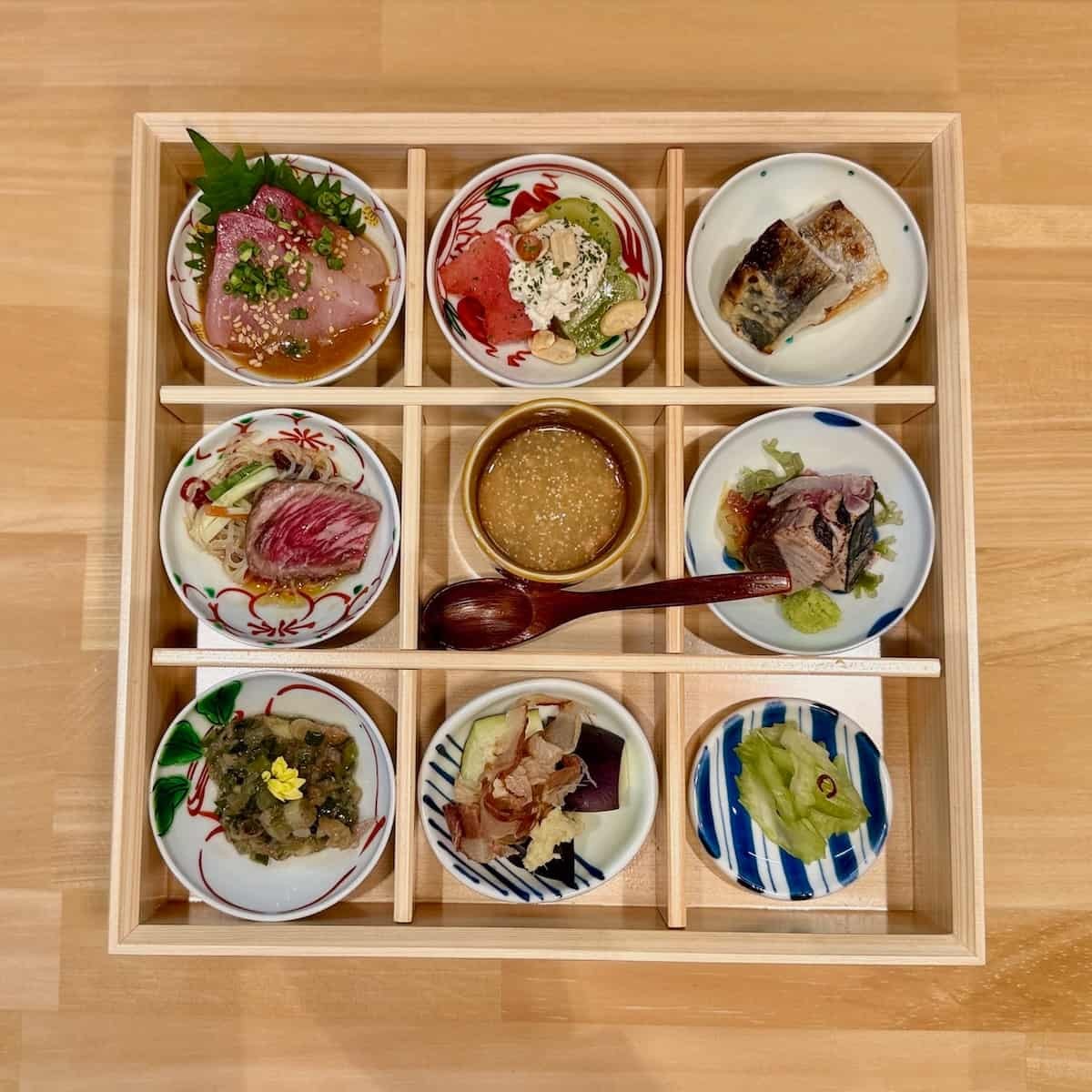 鳥取県境港市にある創作和食居酒屋『りょうり屋 出ざわ』の「四季の彩り箱」