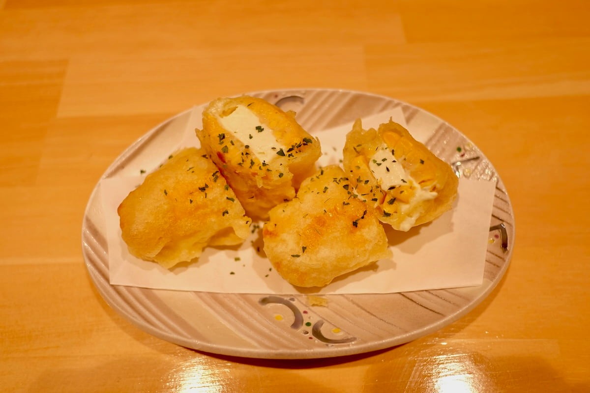 鳥取県境港市にある創作和食居酒屋『りょうり屋 出ざわ』の「とうもろこしクリームチーズはさみ揚げ」