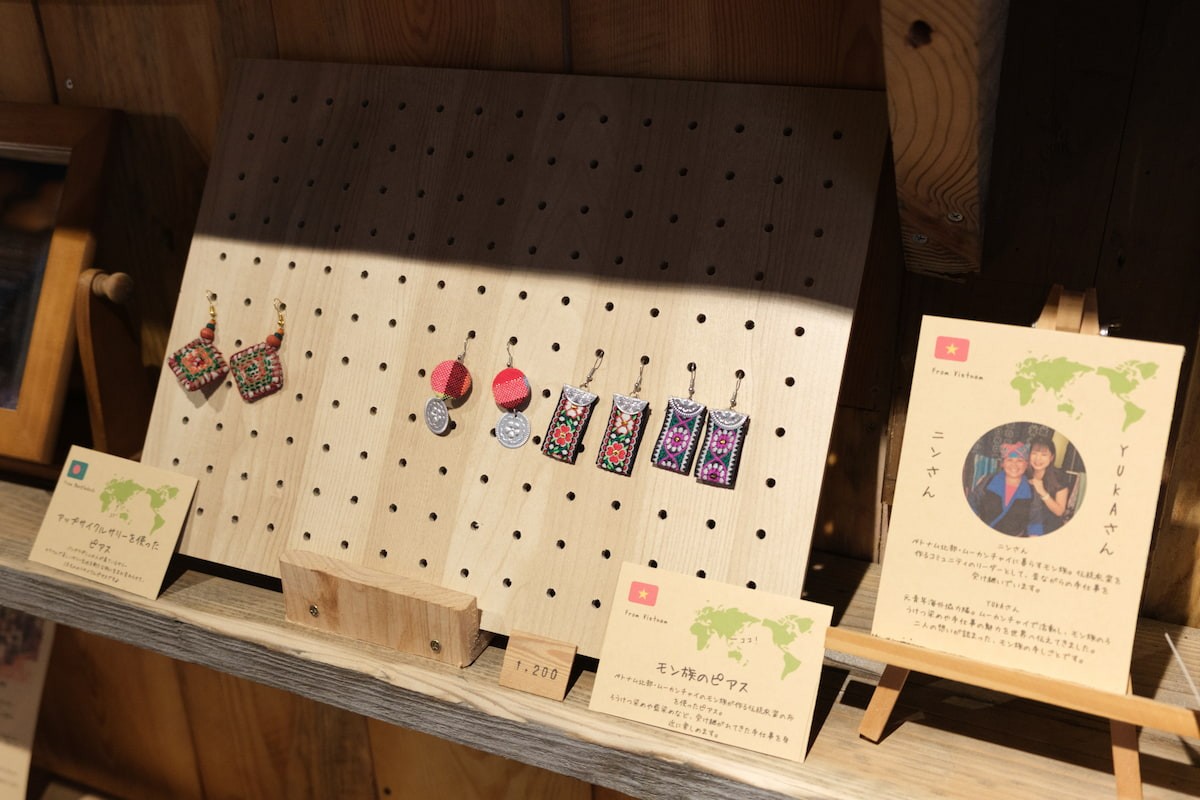 島根県邑南町『世界の手仕事屋HINUITO』に並ぶ商品