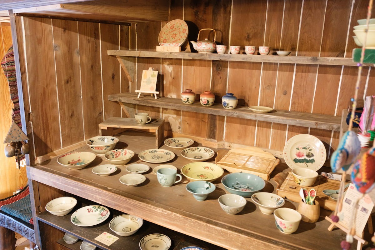島根県邑南町『世界の手仕事屋HINUITO』の店内