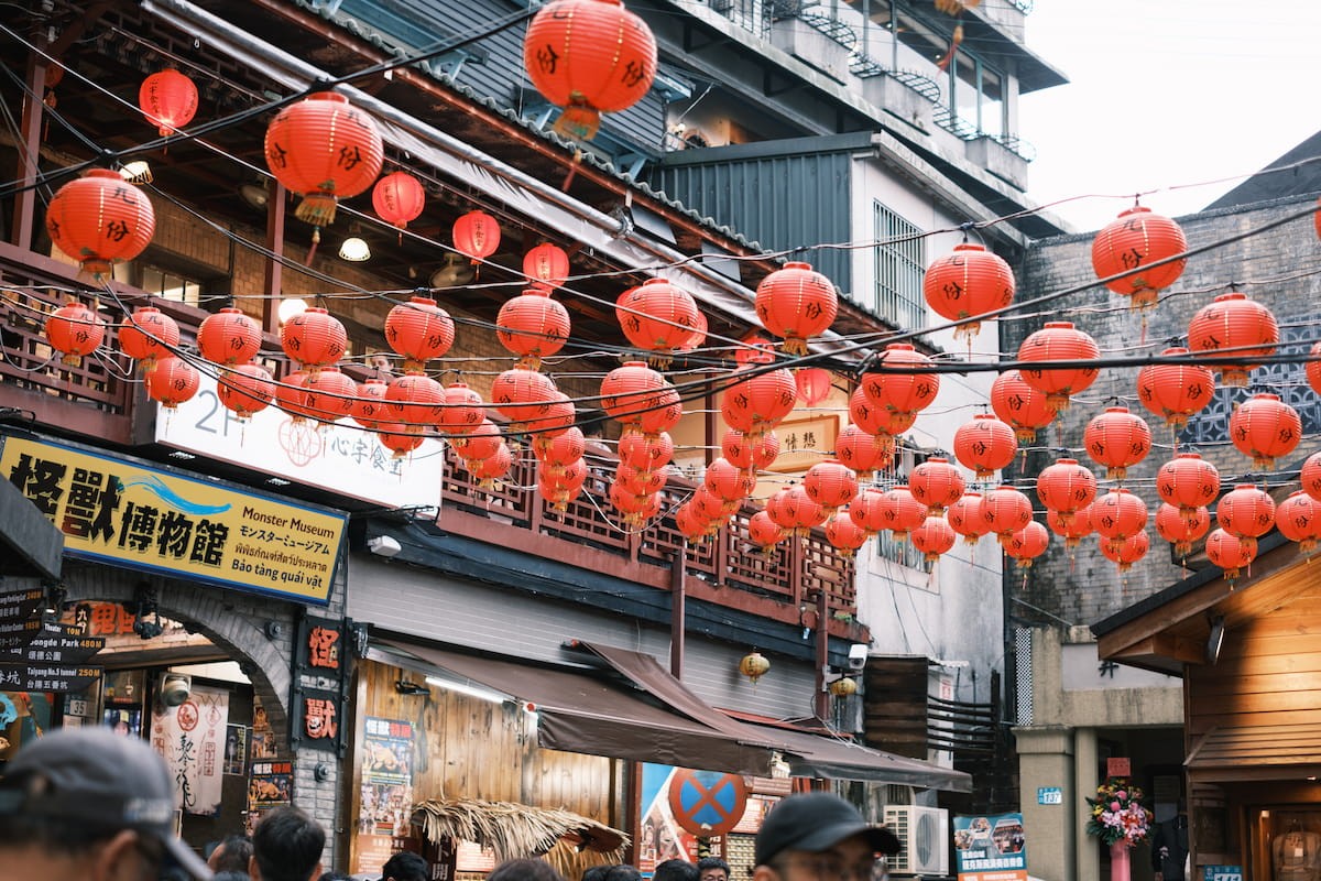 台湾の人気観光地「九份」の広場にある赤提灯