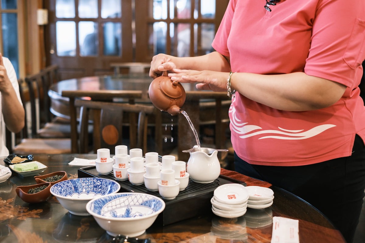 台湾の人気観光地「九份」のお茶屋さん『阿妹茶楼』でのお茶体験の様子
