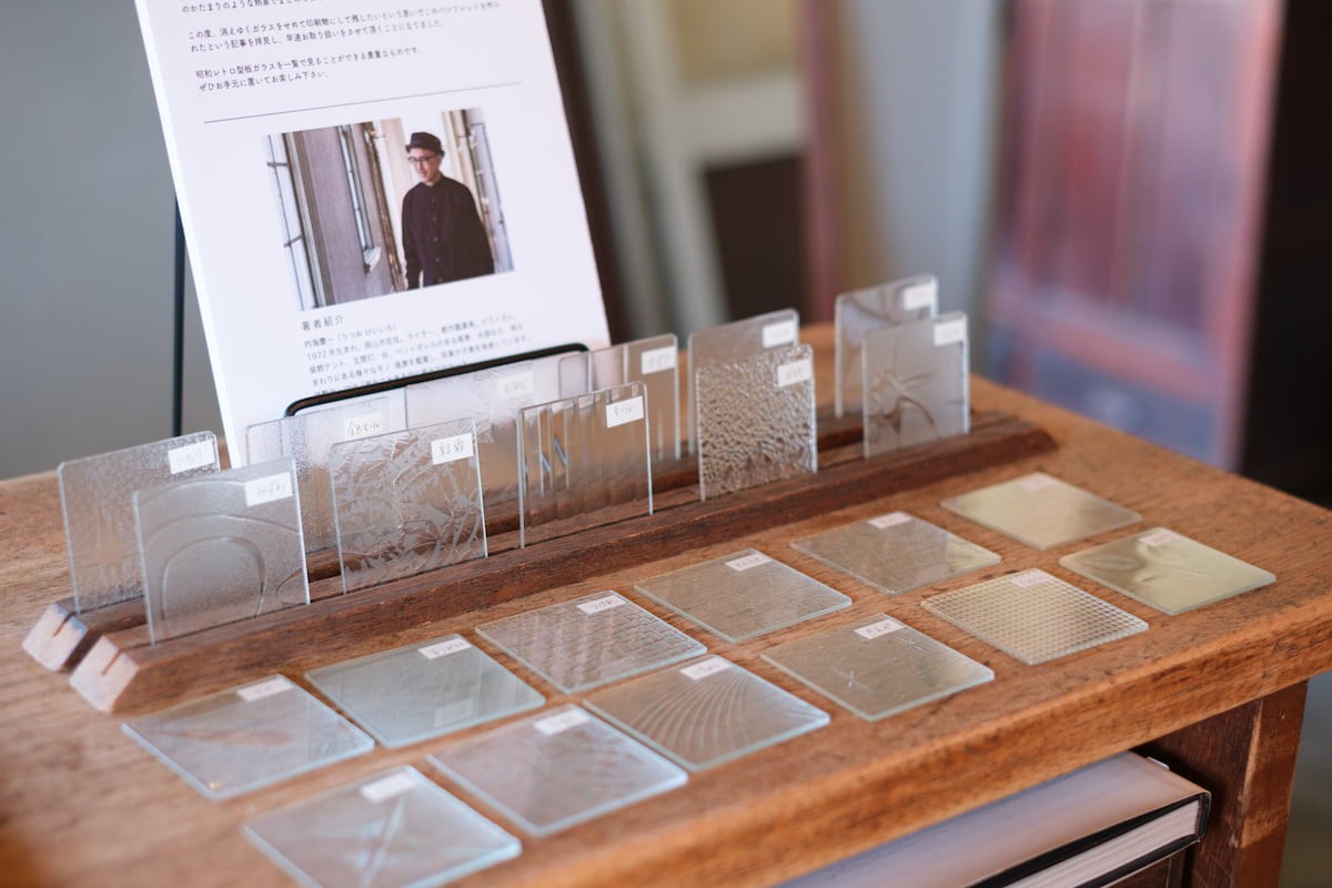 島根県安来市の古道具店『びいだま舎』の店内に並ぶレトロガラス