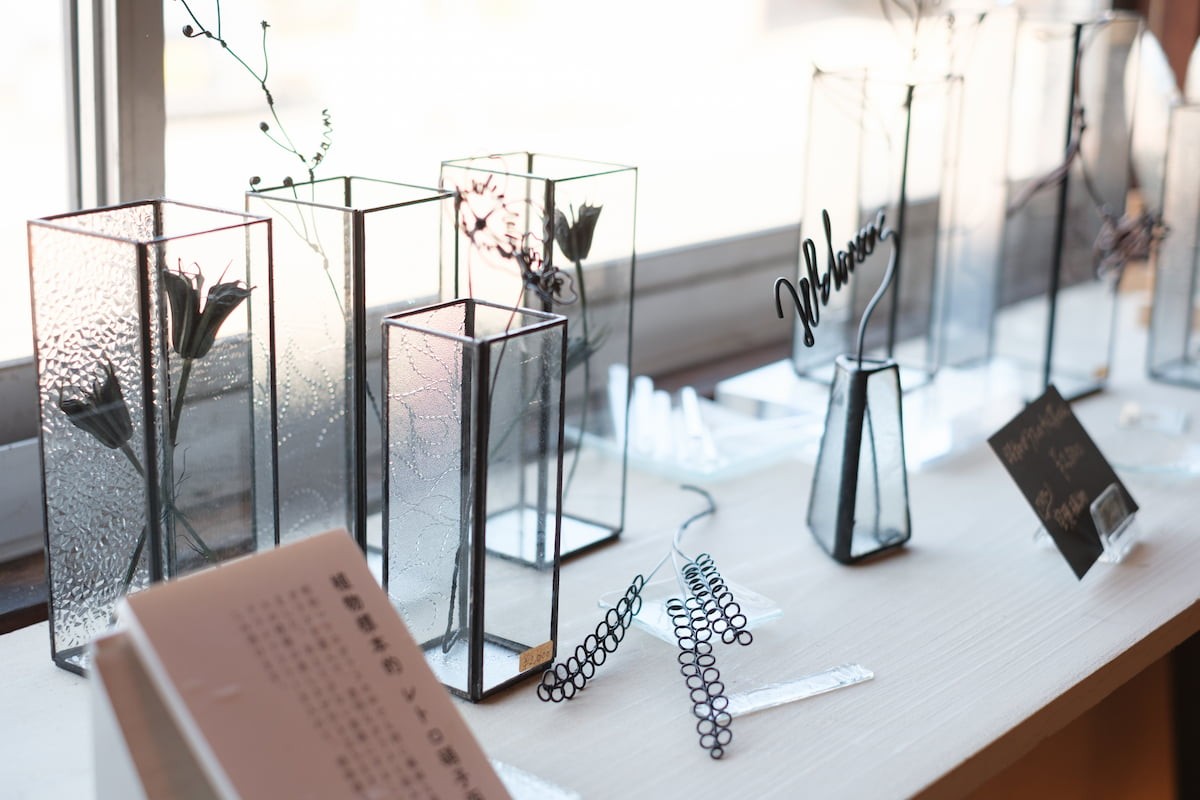 島根県安来市の古道具と昭和ガラスの工房兼ショップ『びいだま舎』に並ぶガラス細工