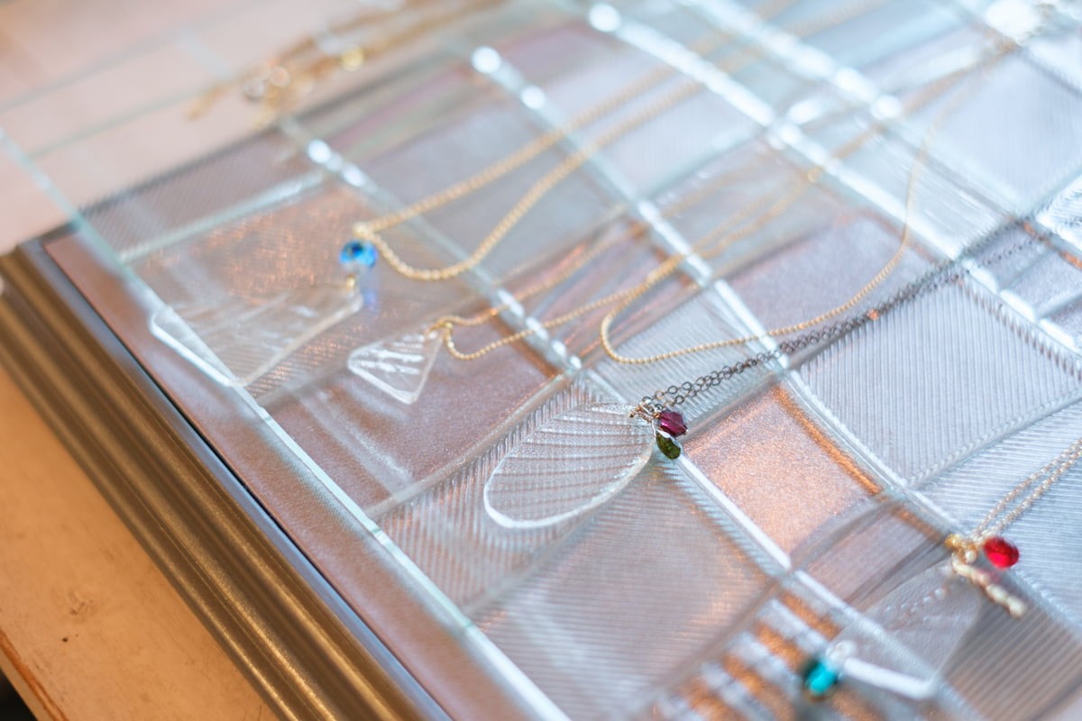 島根県安来市の古道具と昭和ガラスの工房兼ショップ『びいだま舎』に並ぶガラス細工