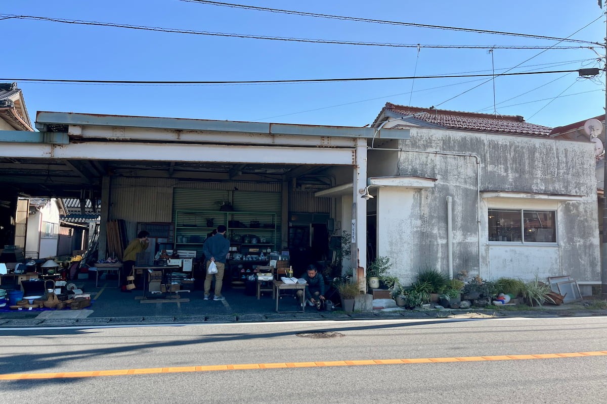 島根県安来市の古道具店『びいだま舎』の外観