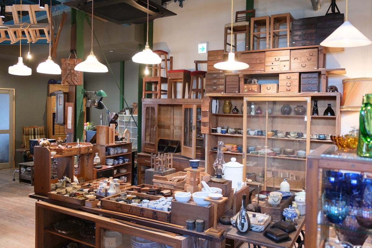 島根県松江市の古道具店『フラットスタイル』の店内
