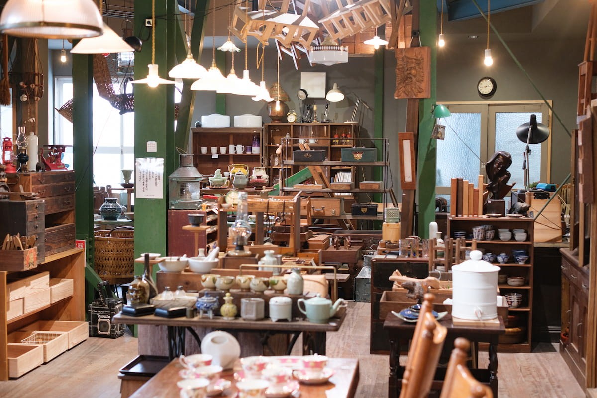 島根県松江市の古道具店『フラットスタイル』の店内