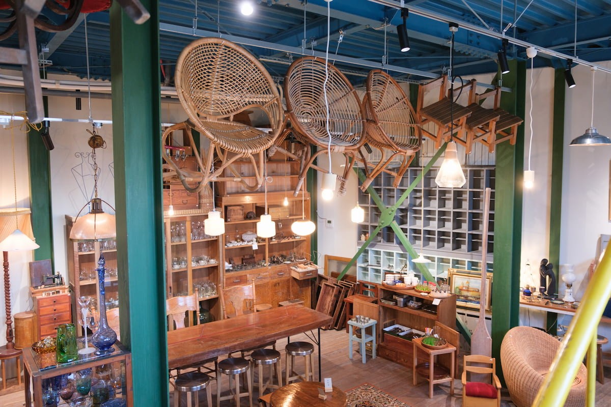島根県松江市の古道具店『フラットスタイル』の店内