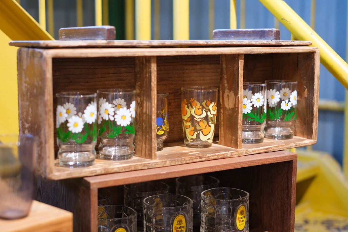 島根県松江市の古道具店『フラットスタイル』に並ぶレトロなコップ